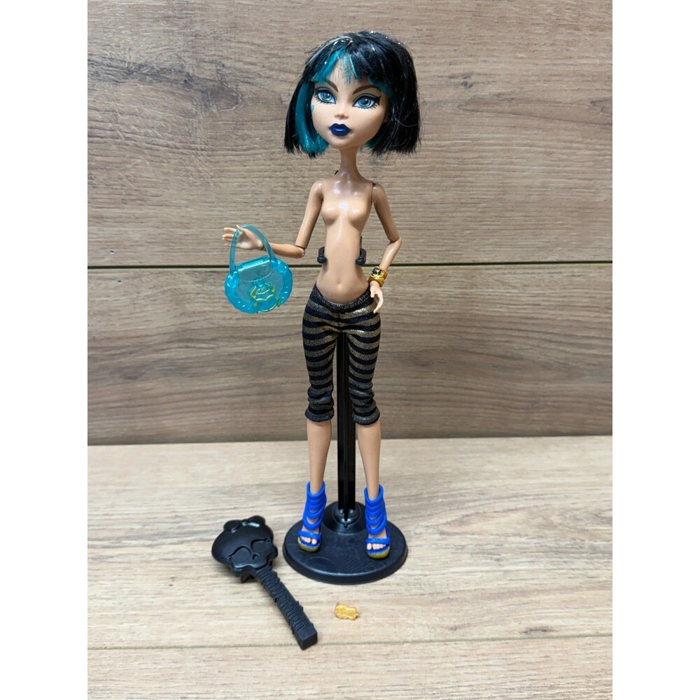 Monster High Cleo de Nile G1 Picture Day Doll Trimmed Hair Striped Pants Stand